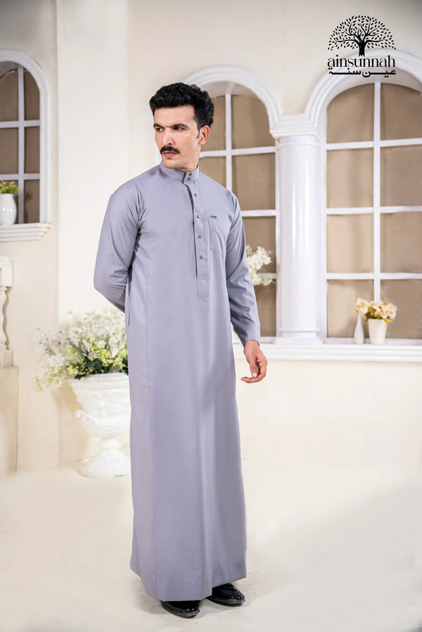 ثوب سعودي رمادي فضي بياقة دائرية وحواف 