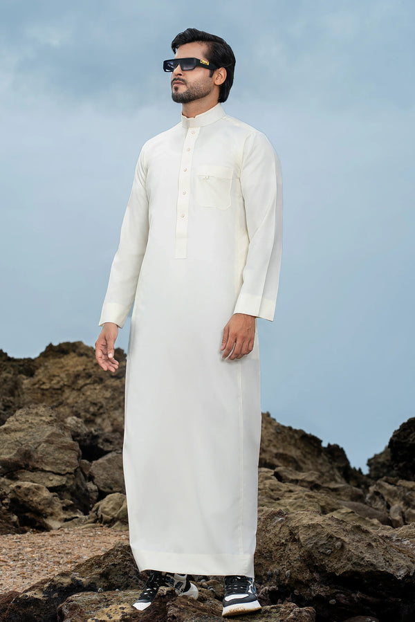 ثوب سعودي كريمي بياقة دائرية مع حواف